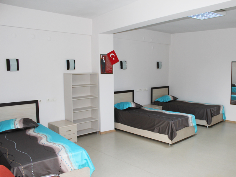 Üç kişilik öğrenci odası